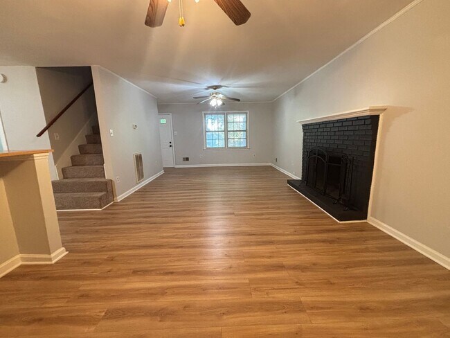 Building Photo - Updated & Move-In Ready in SE Columbia!