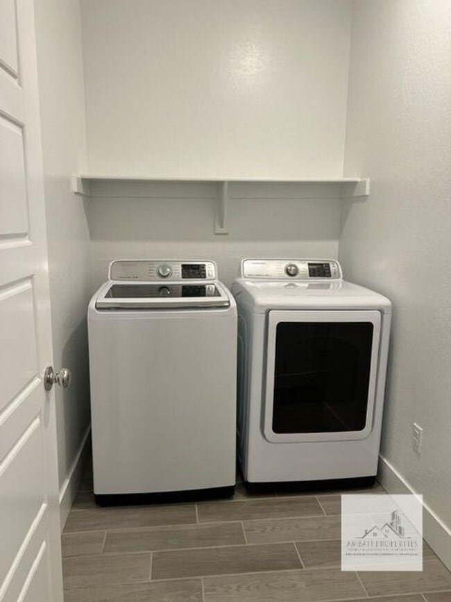 Building Photo - Beautiful Newer 3 Bedrooms 2.5 Baths Home with SOLAR!!!