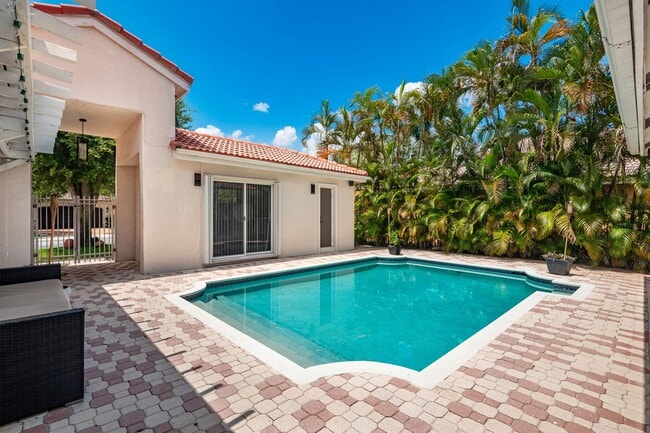 Building Photo - Exquisite Pool Home in Alhambra – Pembroke...