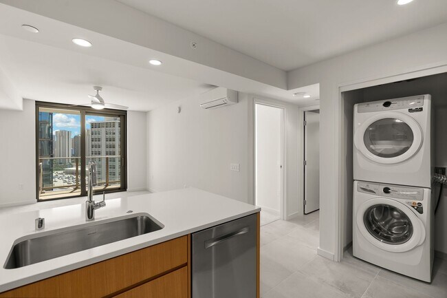 Building Photo - Brand New Condo/Sky Ala Moana/1BR, 1BA, 1P...