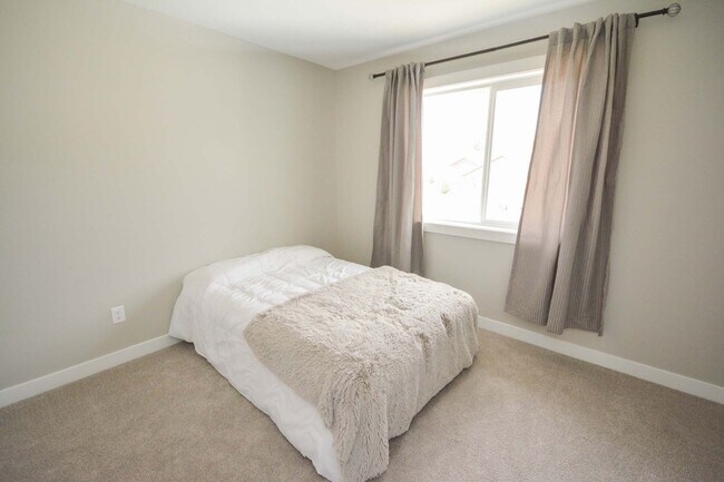 Building Photo - Bright & modern main floor living in newer home!