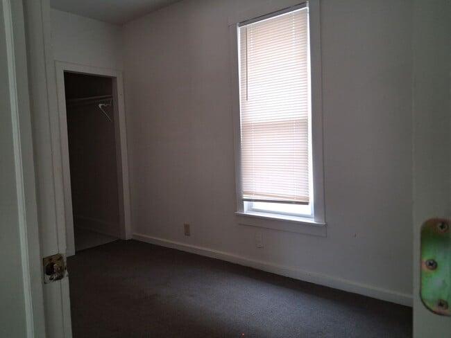Building Photo - 2302 W Vine St