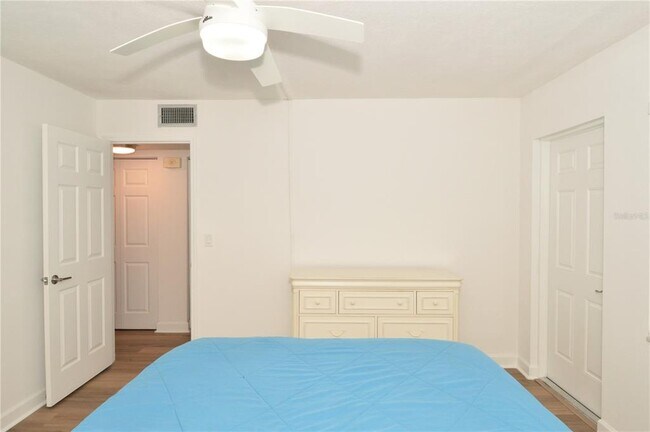 Building Photo - 4700 Cove Cir