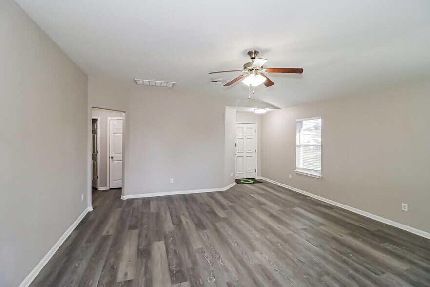 Building Photo - 223 Legends of Hutto Tr