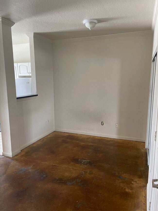 Building Photo - 860 N Orange Ave