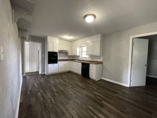 Building Photo - 4-BEDROOM + BONUS ROOM - Beautiful, Shady ...