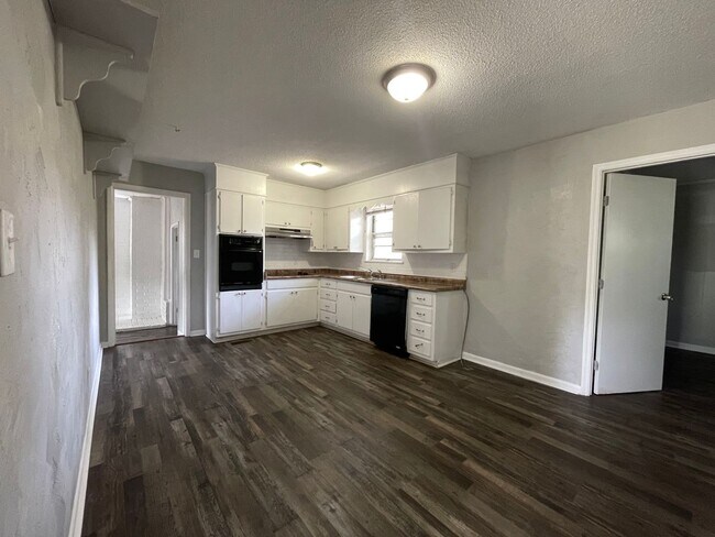 Building Photo - 4-BEDROOM + BONUS ROOM - Beautiful, Shady Residential Area