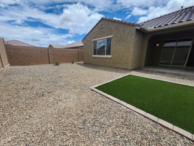 Building Photo - Single Family Home-  5 bedrooms 3 Baths