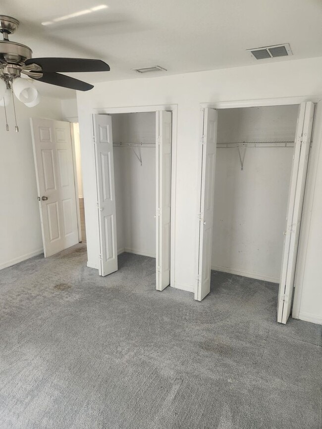 Building Photo - Location...Location..Comfortable 3 Bedroom...