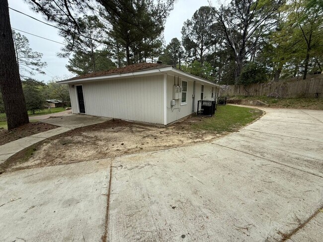 Building Photo - Quaint 2 bed 1 bath townhome
