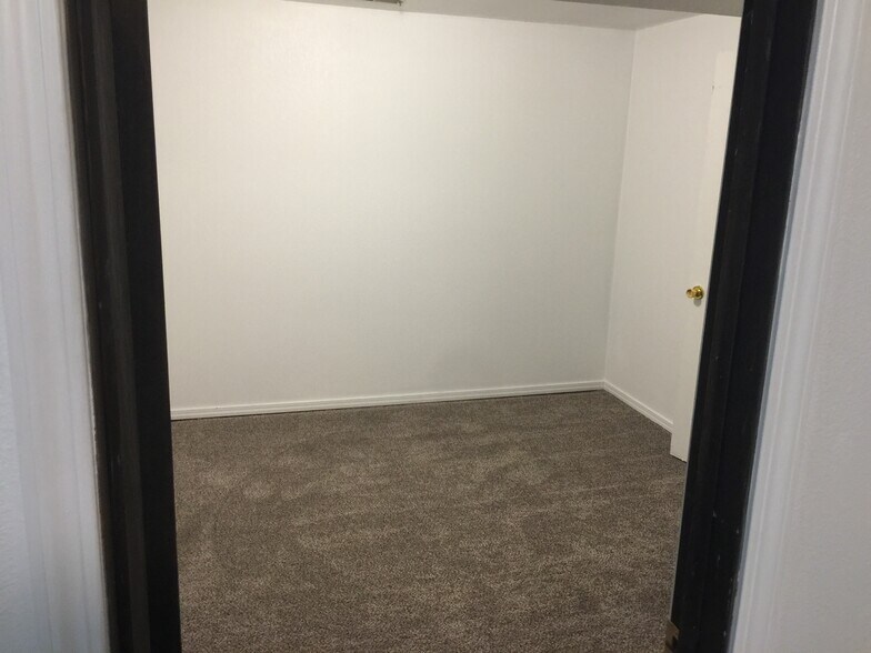 Beddrom 2 - 2604 Tremont St