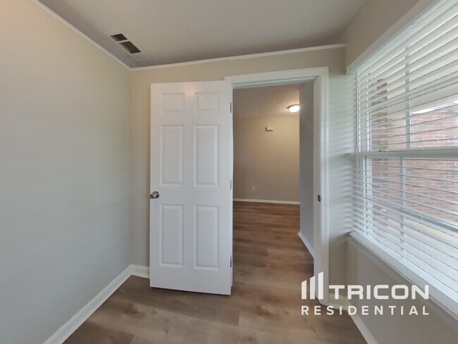 Building Photo - 1322 Bundy Dr