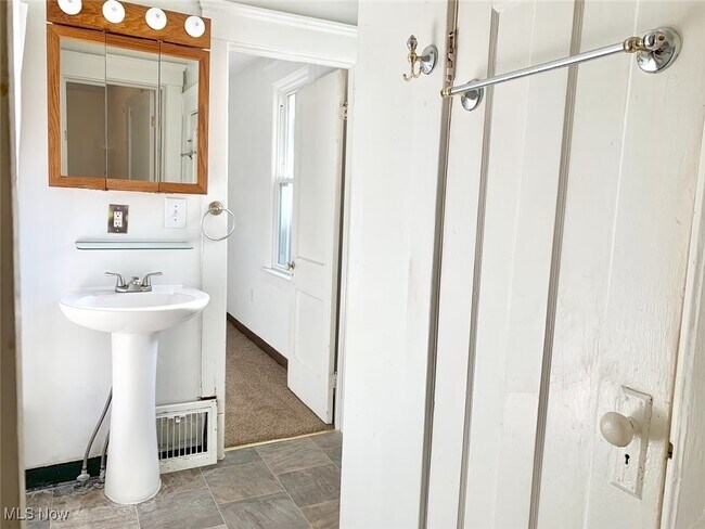 Building Photo - 218 Gates Ave