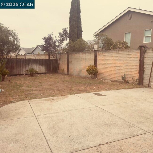 Building Photo - 202 Almondtree Ln