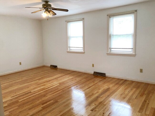 Bedroom 1 - 21 High St