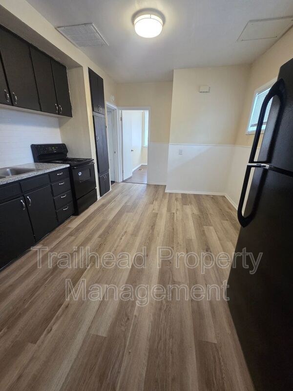 Building Photo - 3115 S Forest Ave