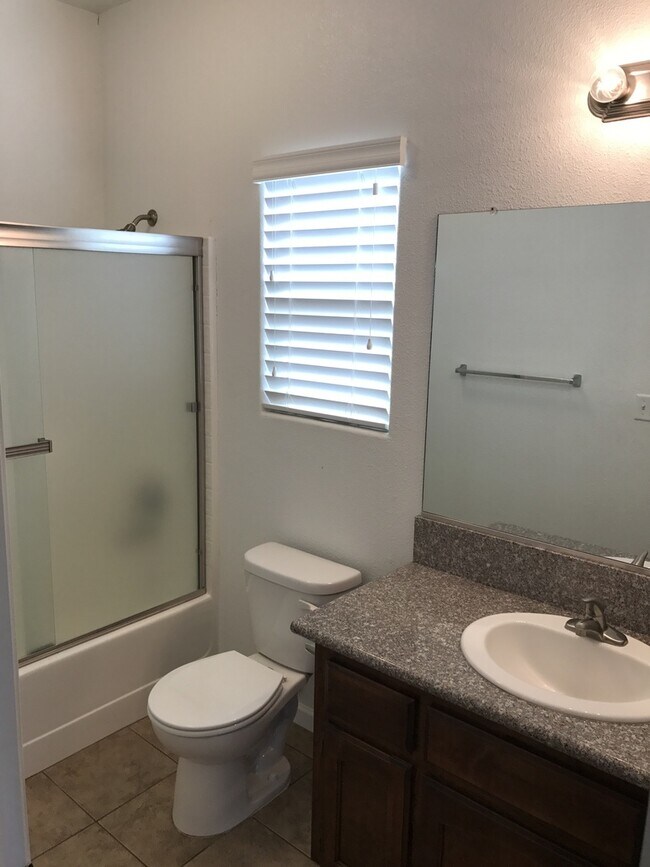 Building Photo - 3 bed 2 bath home for rent