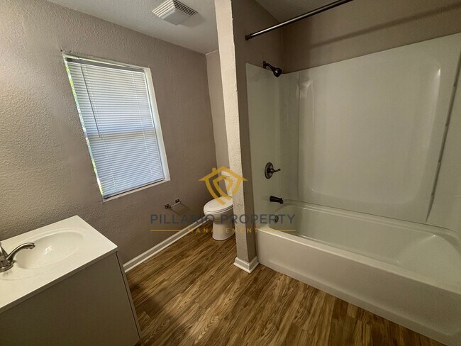Building Photo - Renovated Fenced 4 Bedroom with 1.5 Bath, in Near East Side Available NOW!