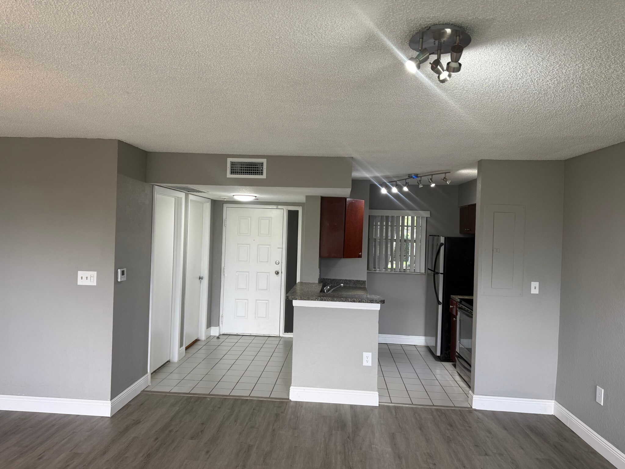 Building Photo - 2881 N Oakland Forest Dr