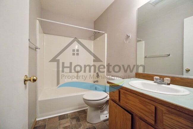 Building Photo - 4 Bedroom 2 Bathroom Home with Attached 2 ...