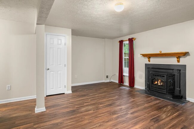 Building Photo - Well Kept Home in Private Court in Abingdon!