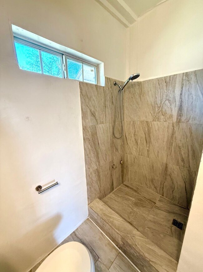 Building Photo - *COMING SOON* Charming 1-Bedroom Duplex With Laminate Flooring Throughout + Fenced Backyard