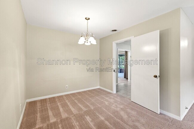 Building Photo - 8406 Highcrest Dr