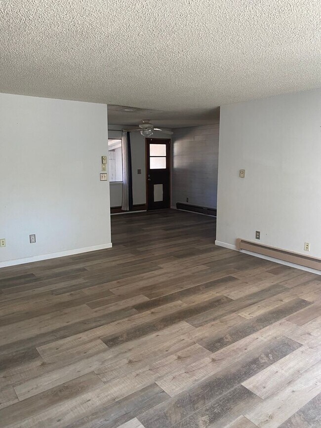 Building Photo - Large 3 bedroom 3 bath home