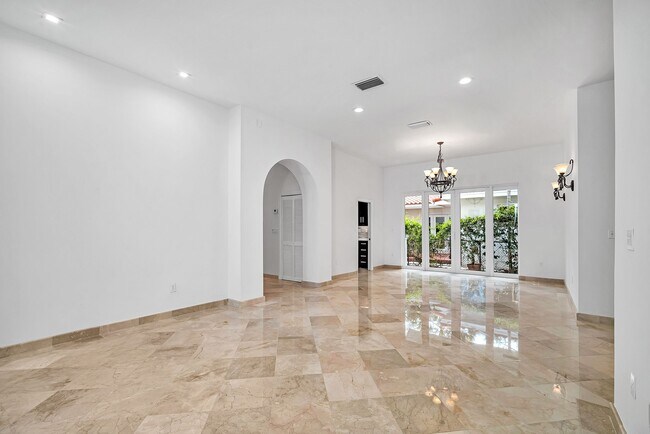 Building Photo - 1135 Asturia Ave