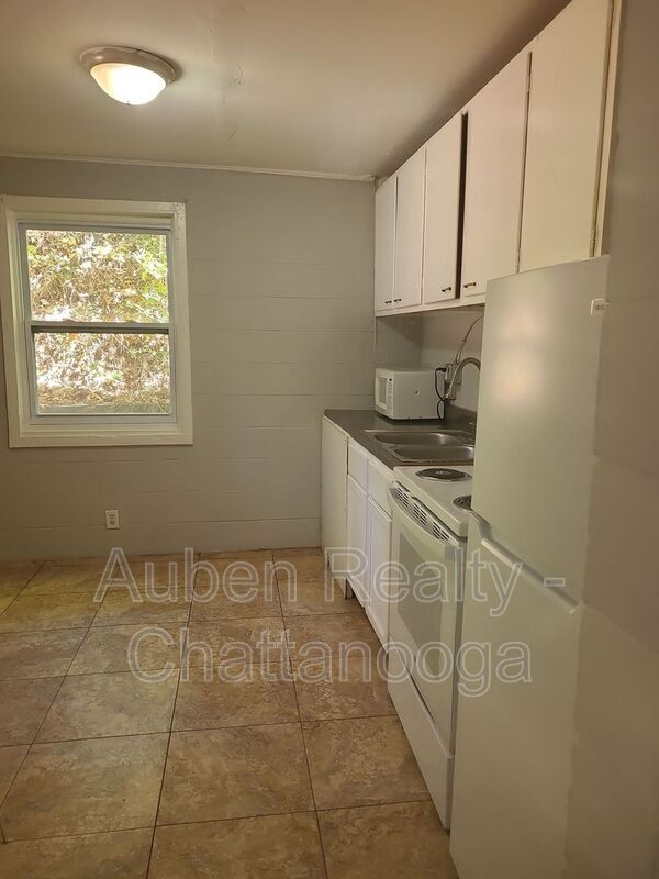 Building Photo - 713 Lupton Dr