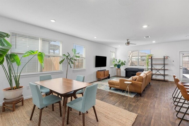 Building Photo - 3204 Egan Dr