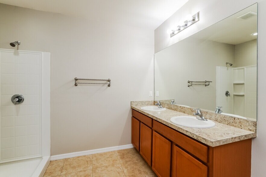 Building Photo - 2002 SE 12th St