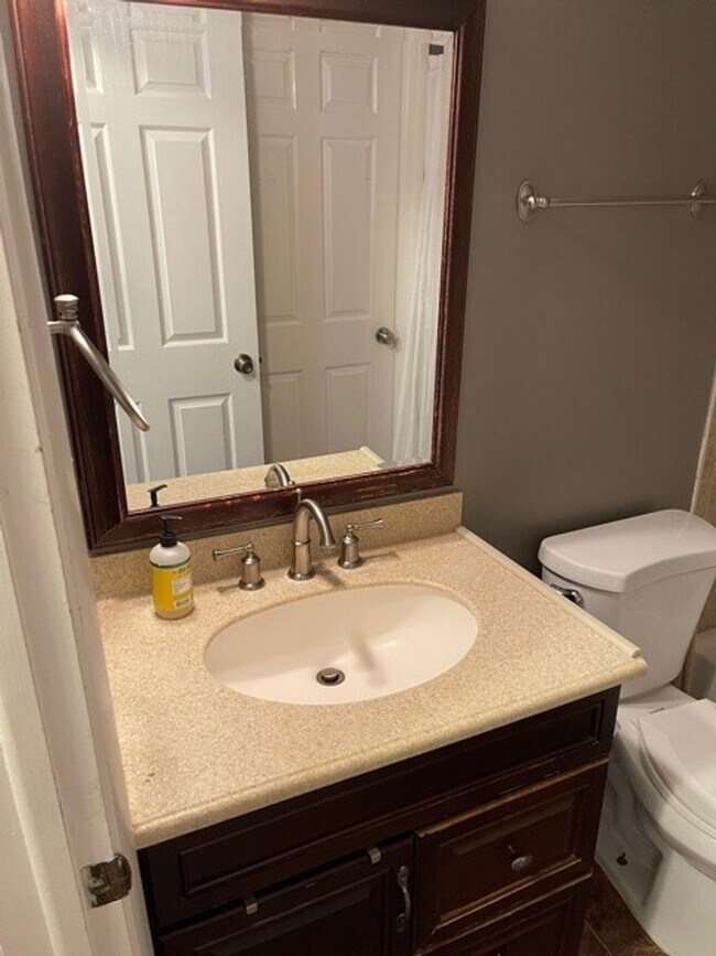 Building Photo - Well maintained 2 BR 2 BA 3 level townhome...