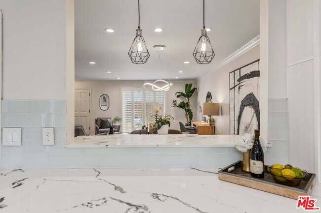 Building Photo - 843 N Martel Ave