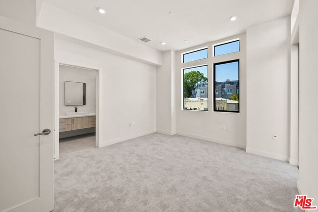 Building Photo - 1204 N Orange Grove Ave