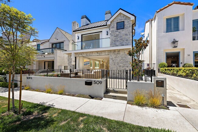 Building Photo - 509 Carnation Ave