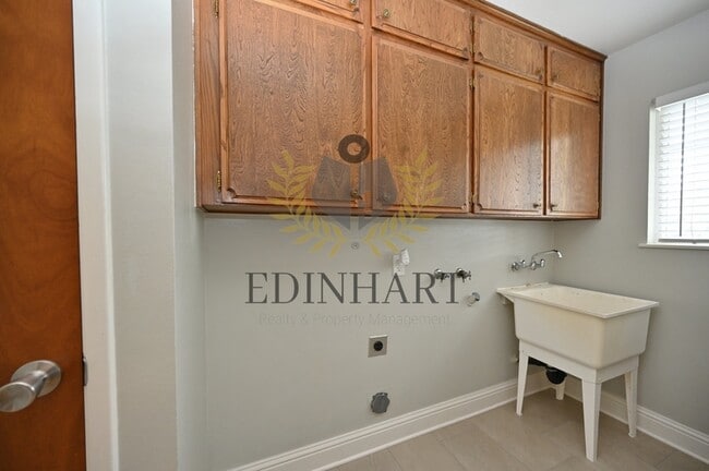 Building Photo - 412 W Sample Ave