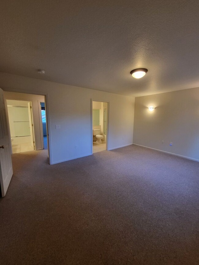 Building Photo - Spacious 3 Bedroom 3 Bath Townhome!