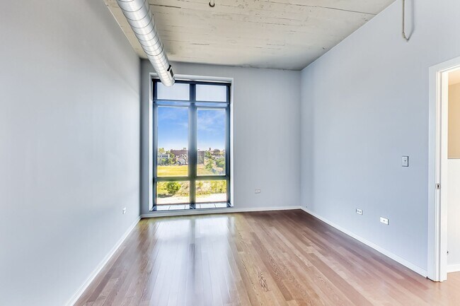 Building Photo - SW CORNER 2 BED / 2 BATH CONDO IN UNIVERSI...