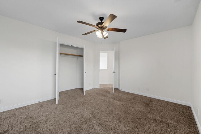 Building Photo - Pet Friendly Four Bedroom with Bonus!
