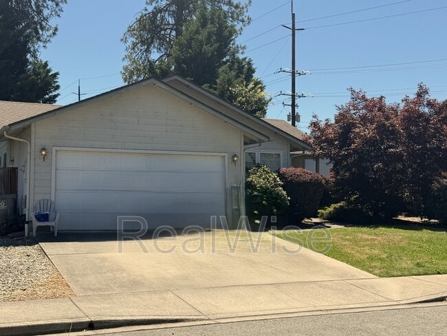 Building Photo - 817 Golden Park Dr