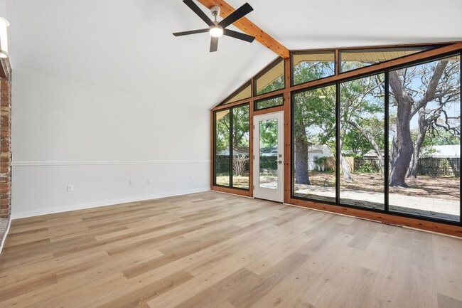 Building Photo - All Brick Home & Large Yard in Niceville!