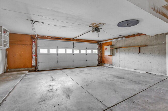 Building Photo - $2,600.00, 3-bed, 2.5-bath, located in Lak...