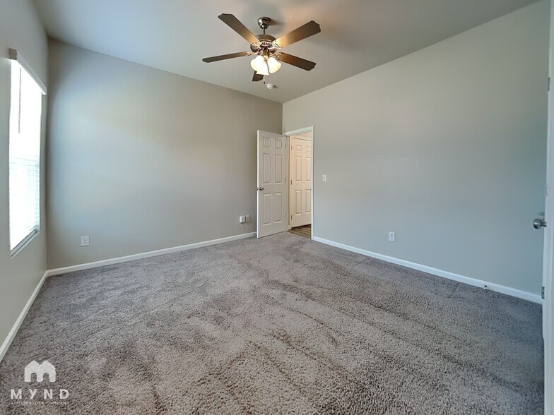 Building Photo - 799 The Heights Ln