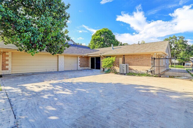 Building Photo - 4315 Woodvalley Dr