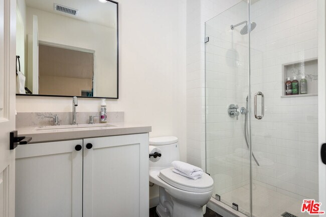 Building Photo - 527 S Bentley Ave