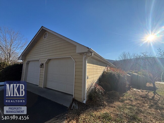 Building Photo - Lovely Ranch in South Roanoke