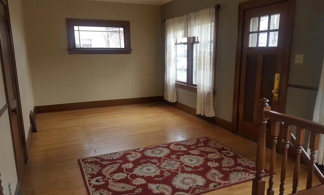 Building Photo - 814 11th Ave N