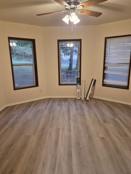 Building Photo - 988 NE Pennington Loop