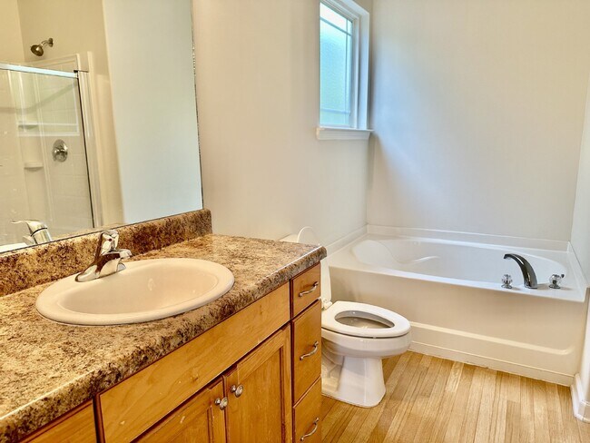 Building Photo - Three Bedroom Home located in Midpoint!